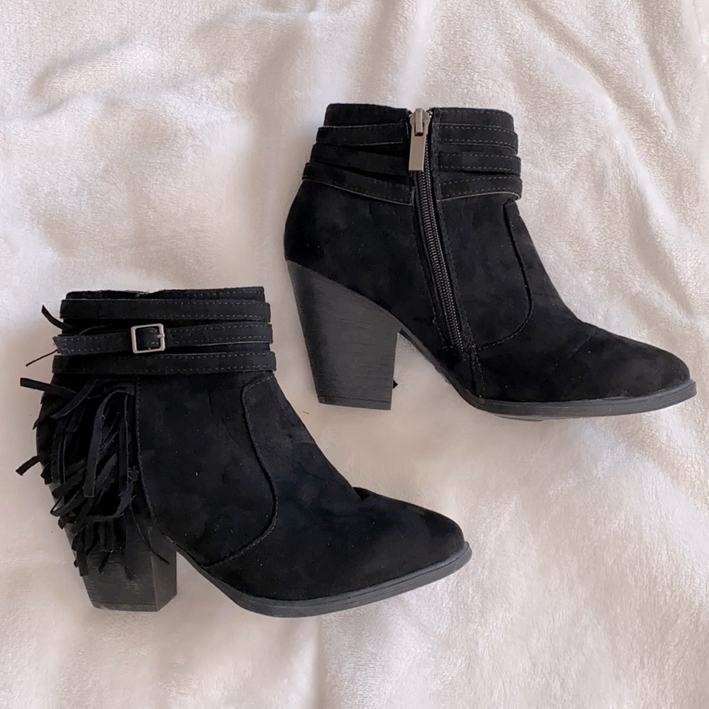 Short fringe black boots